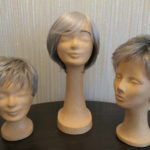 Auswahl an Kunsthaarperücken in Grautönen