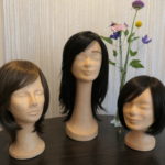 Auswahl an Kunsthaarperücken in dunkelbraun-Tönen