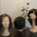 Auswahl an Perücken in Brauntönen mit bewegter bis lockiger Struktur