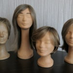 Auswahl an Perücken in verschiedenen Blondtönen