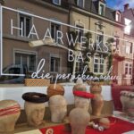 Weihnachtsschaufenster 2025: Perückenköpfe aus Holz