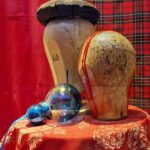 Weihnachtsschaufenster 2025: Perückenköpfe aus Holz